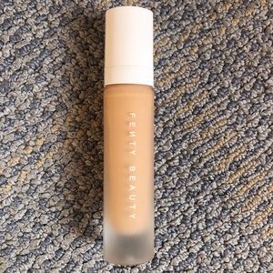 Fenty Beauty Pro Filt’r Matte Foundation in #220